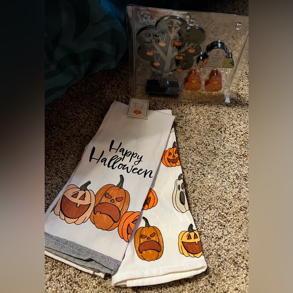 Set 2 dish towels Happy Halloween and mini Mantle Accessory pack.  NWT - Picture 1 of 1